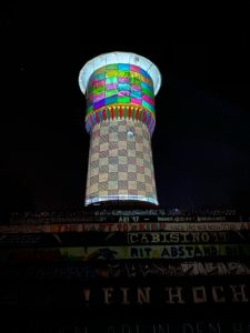 Wasserturm künstlerisch beleuchtet