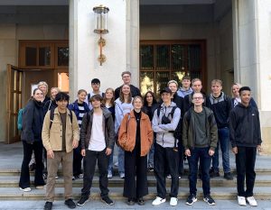 Gruppenfoto vor dem Kieler Landtag