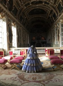 Historische Räume im Schloss Fontainebleu - Austellung eines Kleides