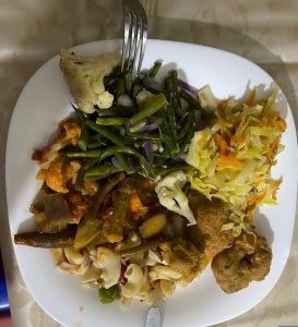 Ein typisches Tansania-Gericht: viel Gemüse