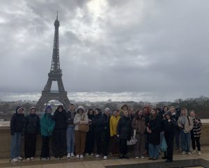 Parisgruppe vor dem Eiffelturm