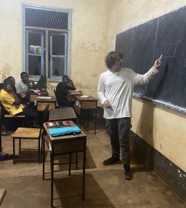 Schule in Tansania, ein Schüler zeigt etwas an der Tafel