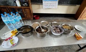 Buffet in Tansania: verschiedene Gerichte und Obst stehen zur Auswahl