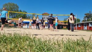 Sechstklässler spielen Beachvolleyball