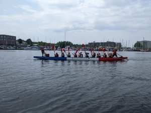 Drachenbootteam der Toni-Jensen-Gemeinschaftsschule im eigenen Boot