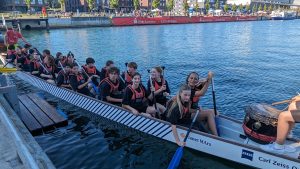 Unsere Kids auf dem Drachenboot beim SchoolCup der Kieler Drachenboottage