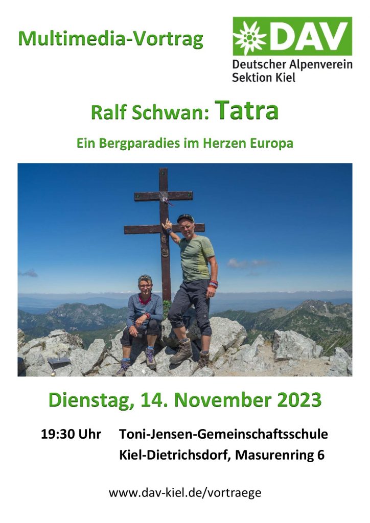 Plakat zum Multimedia-Vortrag von Ralf Schwan: Tatra.
Zwei Personen sitzen/stehen an einem Gipfelkreuz auf einem Berg