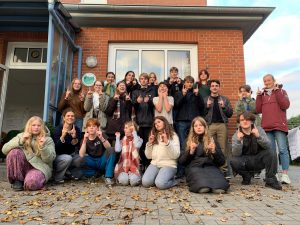 Teilnehmerinnen und Teilnehmer der SV-Fahrt. Alle halten zwei Finger in die Luft, was so viel bedeutet wie: Ich stimme dem zu.