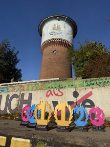 Die Pokale für die Sieger vor dem Wasserturm
