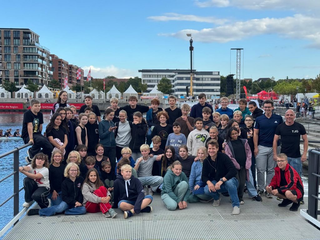 Alle Drachenboot-Padlerinnen und -Padler. 