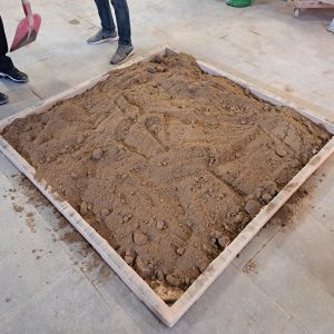 Die Arbeitsfläche wird mit Sand eingeebnet