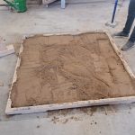 Der Sand wird gleichmäßig verteilt