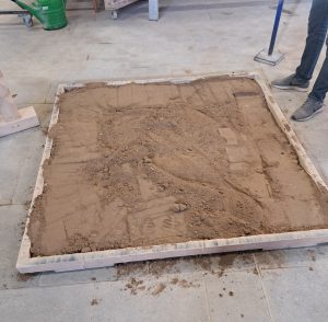 Der Sand wird gleichmäßig verteilt