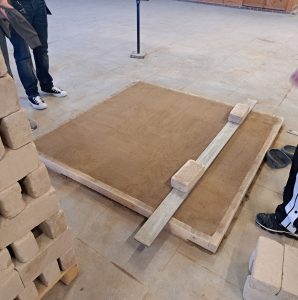 Mit dem Richtscheit wird die Gleichmäßigkeit geprüft