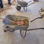 Schubkarre mit Sand und Schaufel