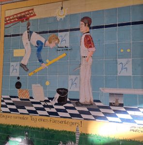 Kunst im AZ Bau - wenn der Fliesenleger an der falschen Ecke beginnt