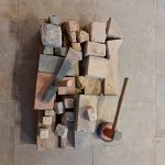 Verschiedene Steinarten und Werkzeuge