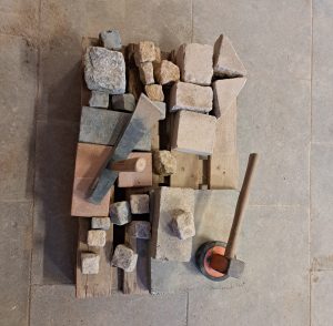 Verschiedene Steinarten und Werkzeuge