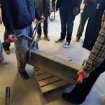 Das Anheben eines Bordsteins mit der Bordsteinzange