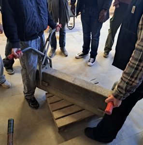 Das Anheben eines Bordsteins mit der Bordsteinzange