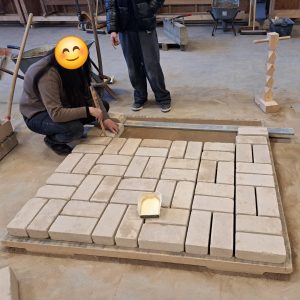 Fast fertig mit dem Verlegen der Steine - die Arbeit ist etwas anstrengend