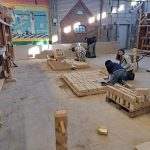 Vier Arbeitsplätze stehen für die Schülergruppe zur Verfügung, es wird zu zweit gearbeitet.