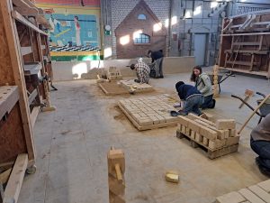 Vier Arbeitsplätze stehen für die Schülergruppe zur Verfügung, es wird zu zweit gearbeitet.