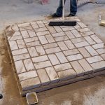 Nun werden die Fugen mit Sand gefüllt.