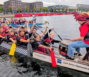 Das Team 9/10 paddelt im Drachenboot los