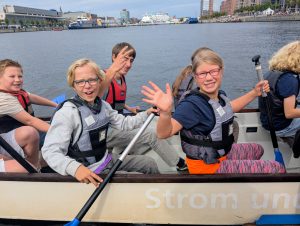 Sichtbare Freude beim Team 7/8 im Drachenboot
