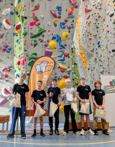 Unser Kletterteam vor der Kletterwand